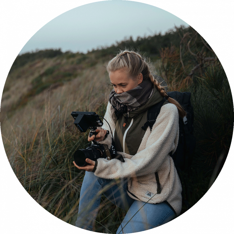 Hannah Dürr, Filmemacherin und Fotografin aus Freiburg, bei einem Dreh in Nazaré, Portugal